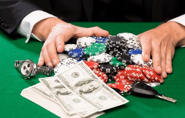 အွန်လိုင်း Baccarat ကတ်ဂိမ်း ဒိုင်နှင့် ကစားနေသောမြင်ကွင်း